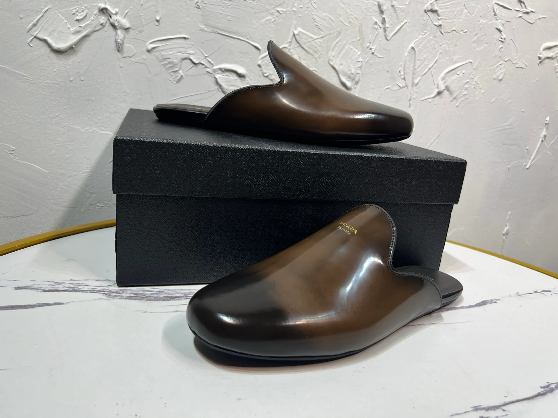 P700 prada derby2025 spring and autumn latest Prada retro men's bright leather slippers, Shuffle toe hollow mule shoes, imported open edge beads, lining and foot pads in cowhide, light rubber sole, sole thickness 10 mm, black and brown 2-color original packaging Code number: 39-46
